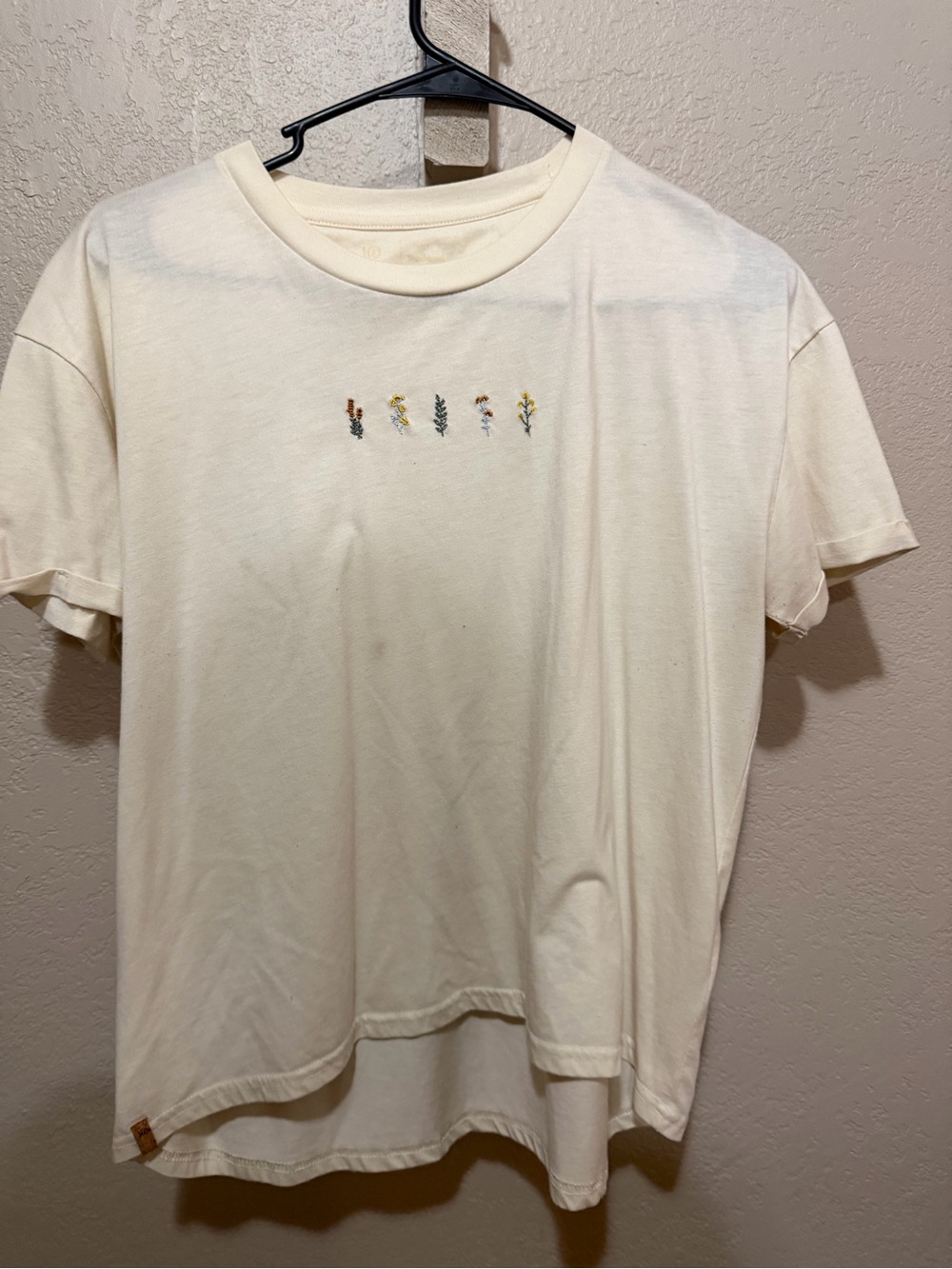 Cream Short-Sleeve T-Shirt with Subtle Floral Embroidery
